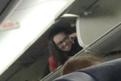 美西南航空一乘務員爬進行李架 公司稱其“幽默”-深圳空運價格查詢