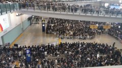 香港機(jī)場恢復(fù)辦登機(jī)手續(xù)，黑衣人揚(yáng)言“再接機(jī)”-以色列的空運(yùn)