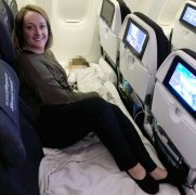 空中沙發！女子購買經濟艙整排座位變沙發舒適又省錢空運價格
