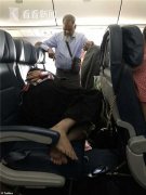 男子飛機上站6小時為讓妻子躺著?網友罵慘:自私-深圳空運價格查詢