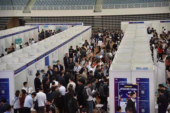 河南企事業單位赴上海求賢 2238人達成初步就業意向