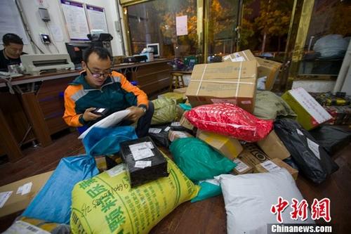 郵政局:基本實(shí)現(xiàn)村村直通郵 鄉(xiāng)鎮(zhèn)快遞網(wǎng)點(diǎn)覆蓋率達(dá)到95%(圖)