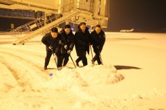 上?？者\公司庫爾勒機場迎今冬首場降雪，齊心協力確保運行安全